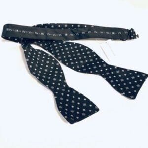 NWT Silk Snowflake Bowtie  ❄️